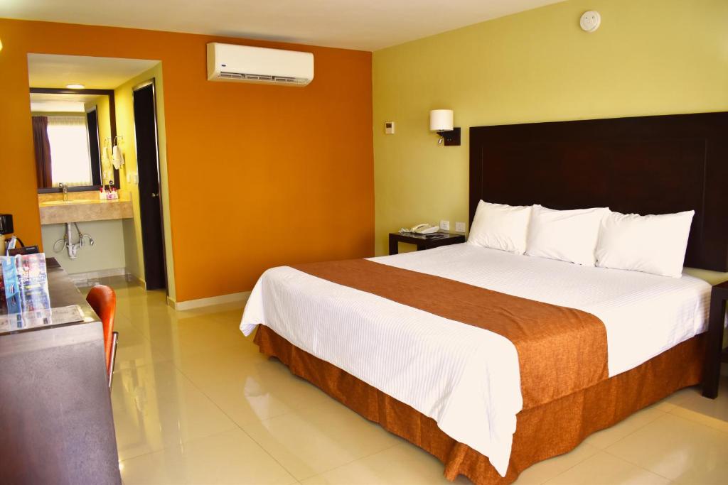 El Camino Hotel & Suites photo 2