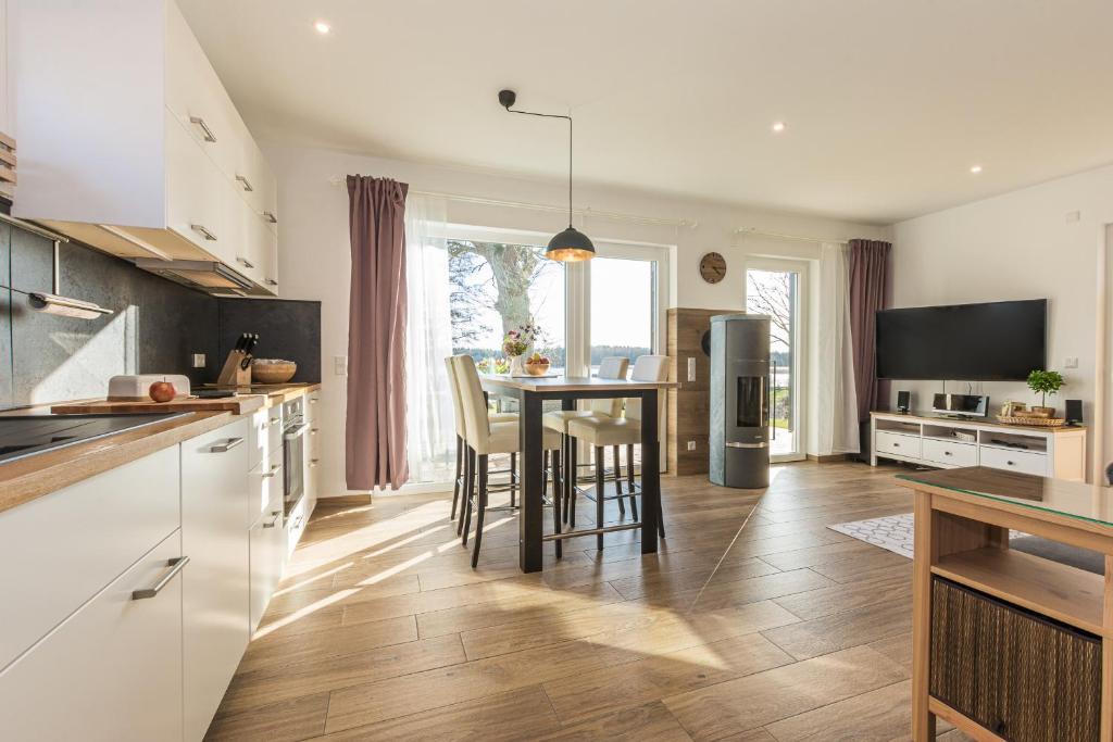 5 Sterne Ferienhaus direkt am See mit Sauna-Kamin-Garten photo 2