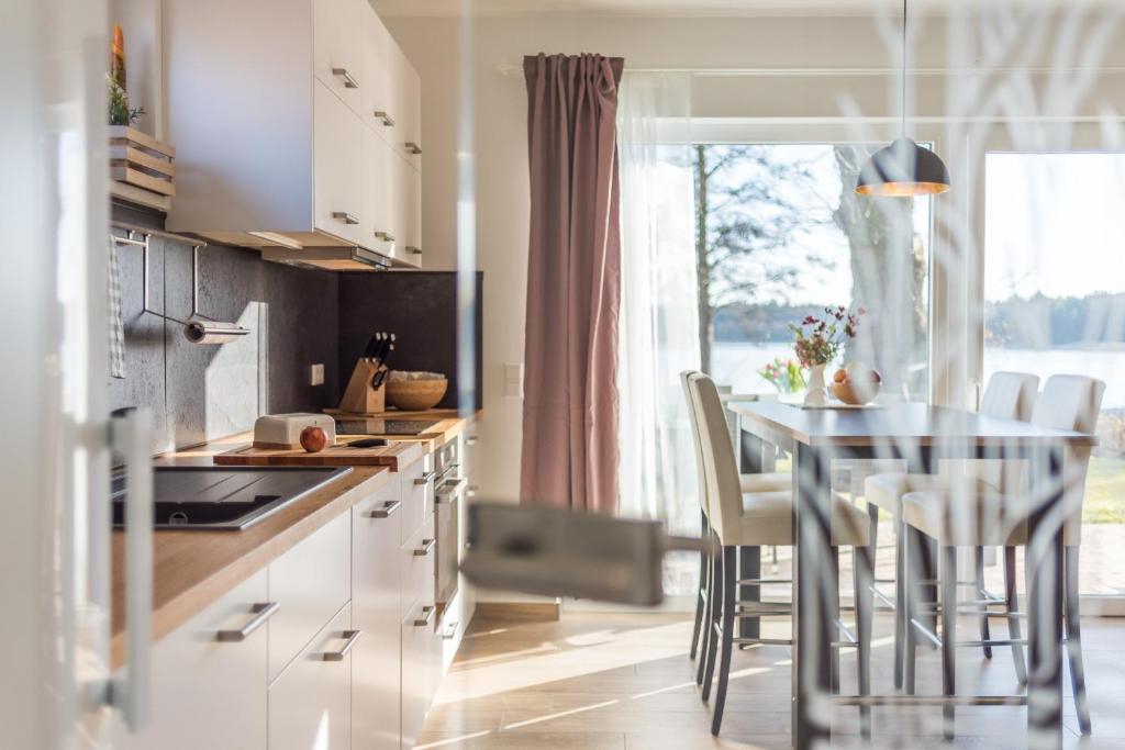 5 Sterne Ferienhaus direkt am See mit Sauna-Kamin-Garten photo 1