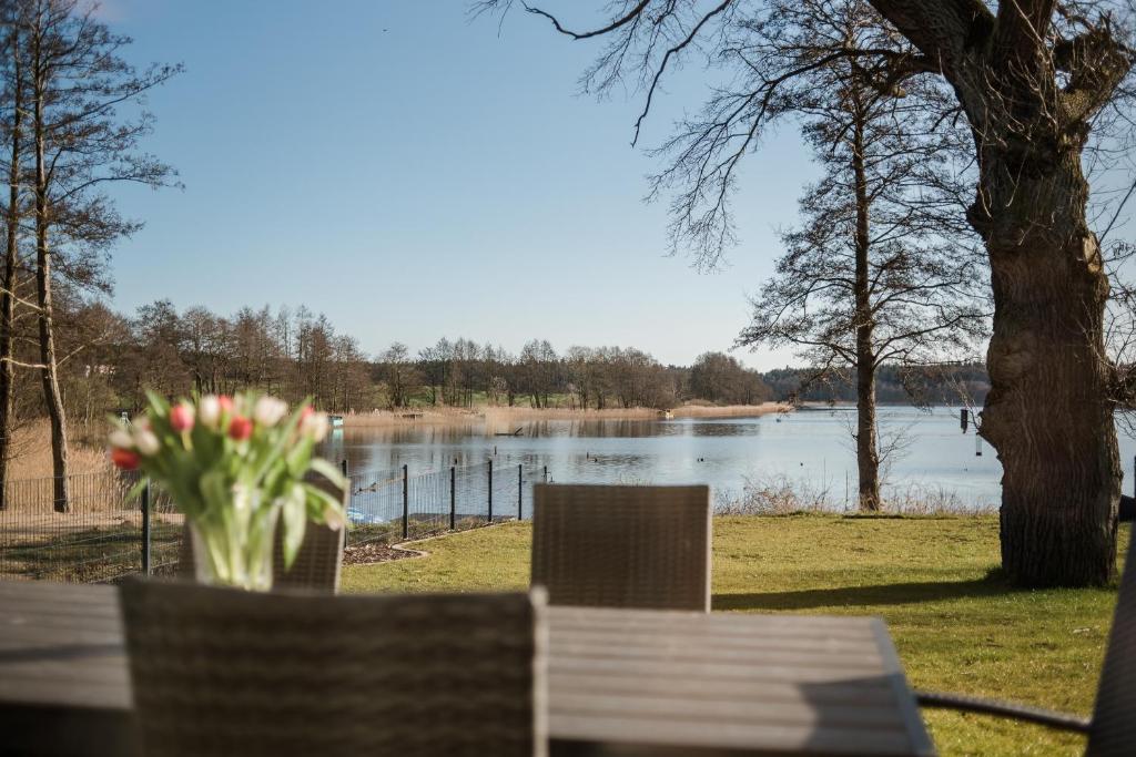 5 Sterne Ferienhaus direkt am See mit Sauna-Kamin-Garten photo 3