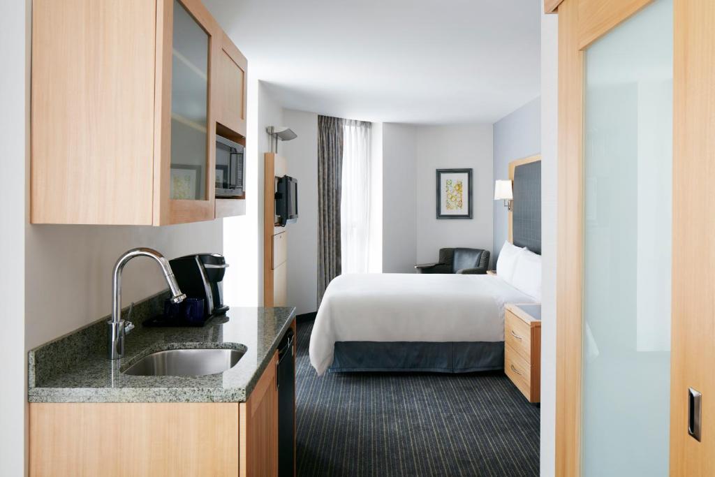 Трехместный (Улучшенный номер с кроватью размера «queen-size»), World Center Hotel