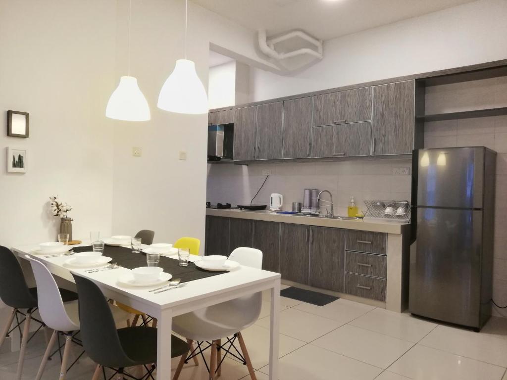 Subang City Residence, 8-9 pax with Balcony, Walking Distance to Summit, 5min to Sunway photo 3