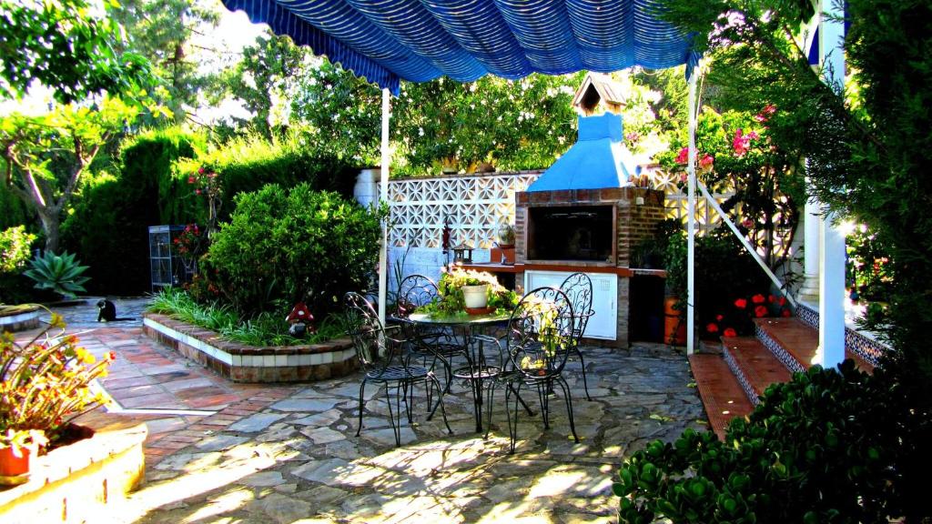 4 bedrooms villa with sea view private pool and enclosed garden at Estepona 1 km away from the beach photo 4