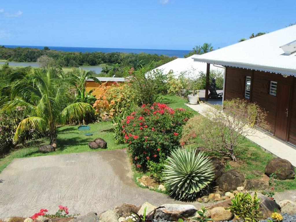Villa de 2 chambres avec vue sur la mer piscine privee et jardin clos a Deshaies photo 3