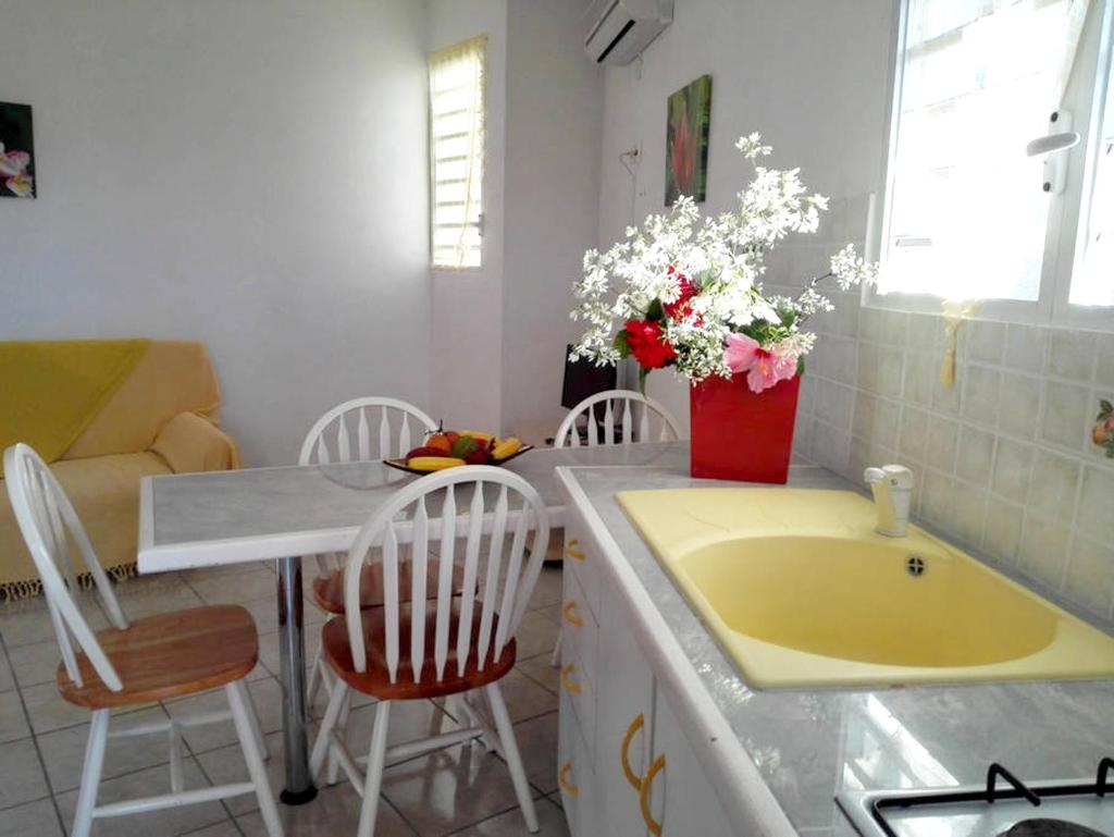 Appartement de 2 chambres avec piscine partagee jardin amenage et wifi a Le Moule a 1 km de la plage photo 1