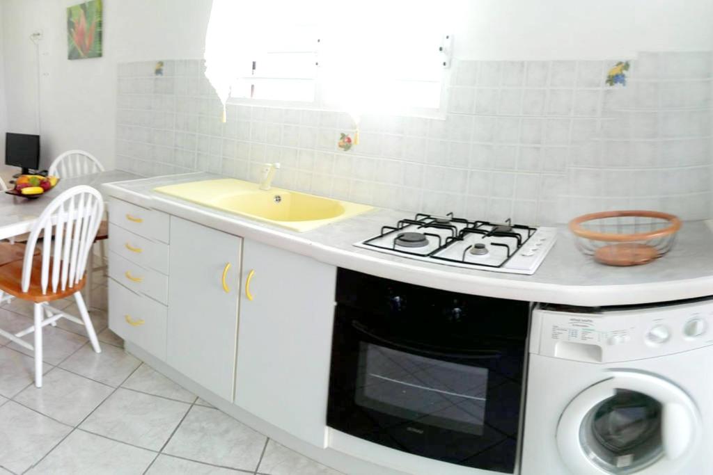 Appartement de 2 chambres avec piscine partagee jardin amenage et wifi a Le Moule a 1 km de la plage photo 2