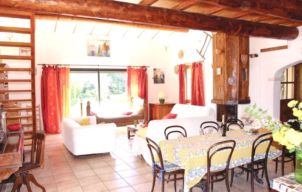 Villa de 4 chambres avec piscine privee jardin clos et wifi a Grillon photo 2
