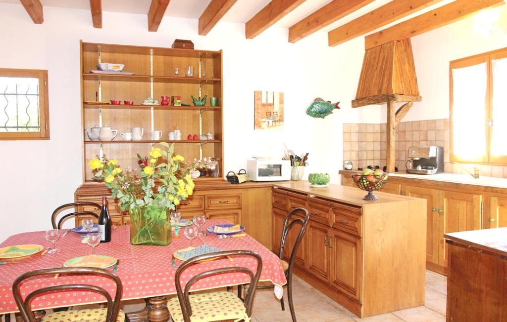 Villa de 4 chambres avec piscine privee jardin clos et wifi a Grillon photo 4