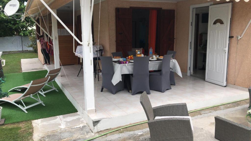 Villa de 3 chambres a Sainte Anne a 500 m de la plage avec piscine privee jacuzzi et jardin clos photo 3