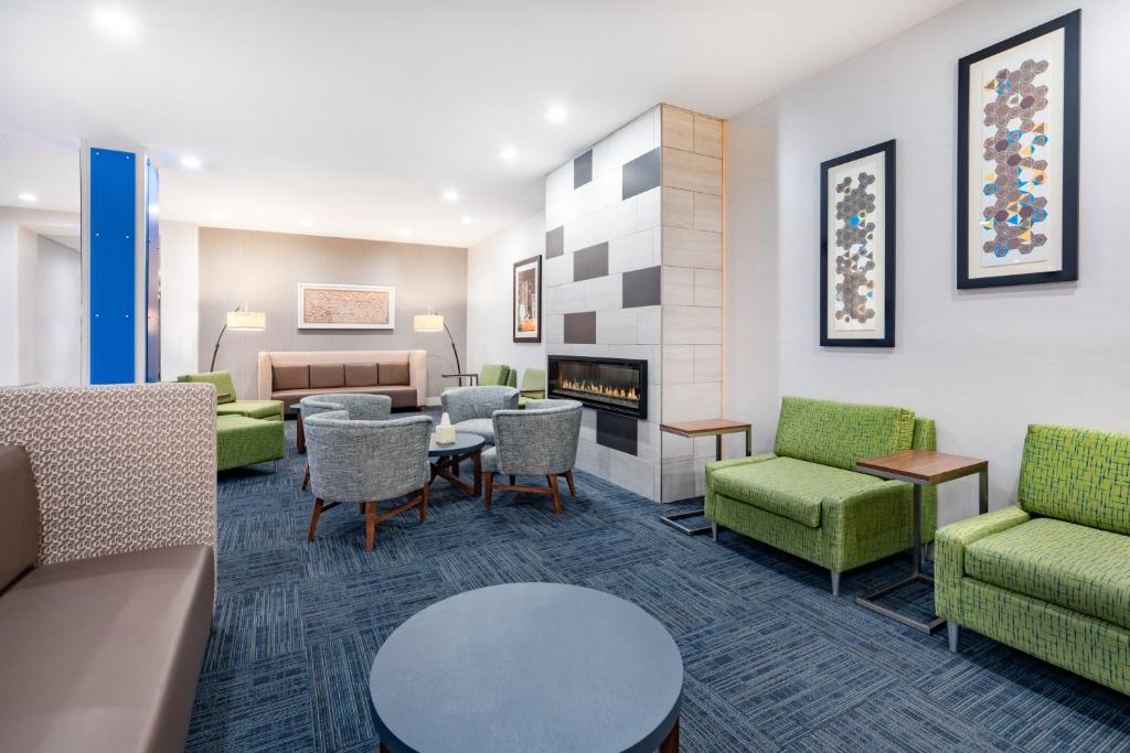 Holiday Inn Express & Suites Trinidad, an IHG Hotel photo 2