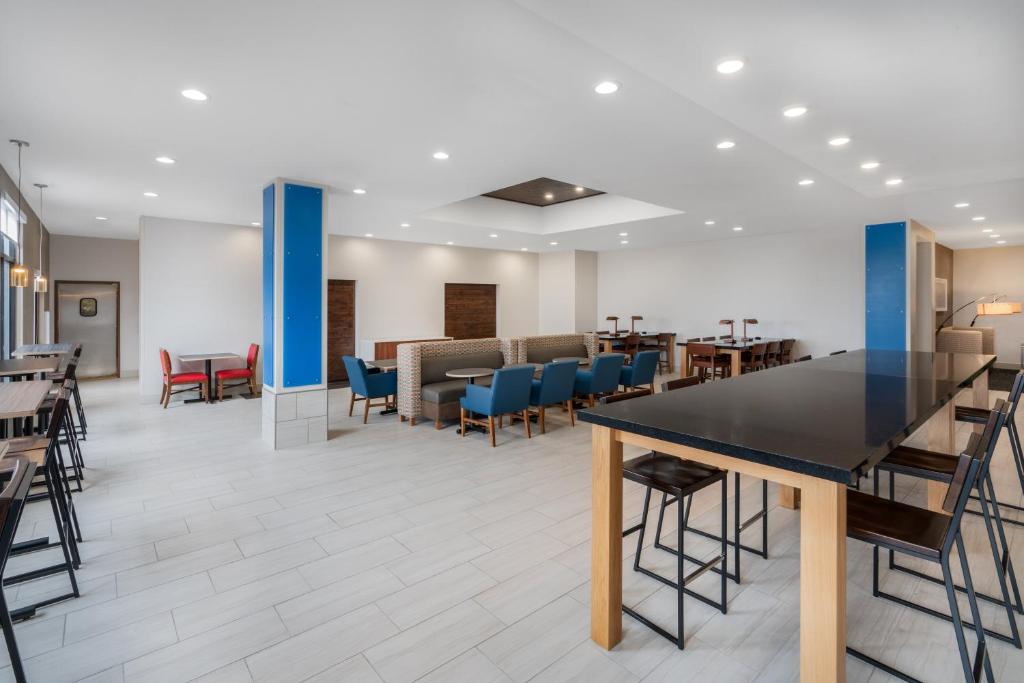 Holiday Inn Express & Suites Trinidad, an IHG Hotel photo 4