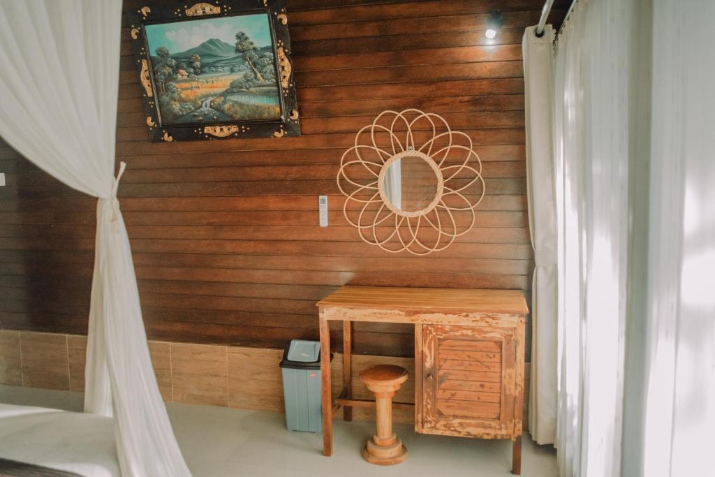 Двухместный (Двухместный номер Делюкс с 1 кроватью и балконом), Mertasari Bungalows