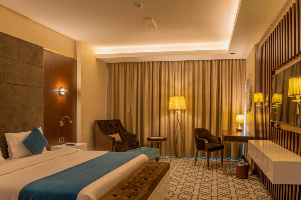 Двухместный (Стандартный номер с кроватью размера «king-size»), Royal Crown Hotel
