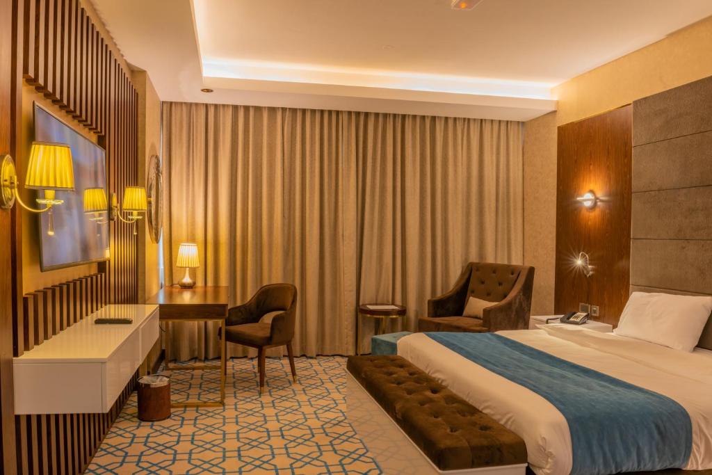 Двухместный (Стандартный номер с кроватью размера «king-size»), Royal Crown Hotel