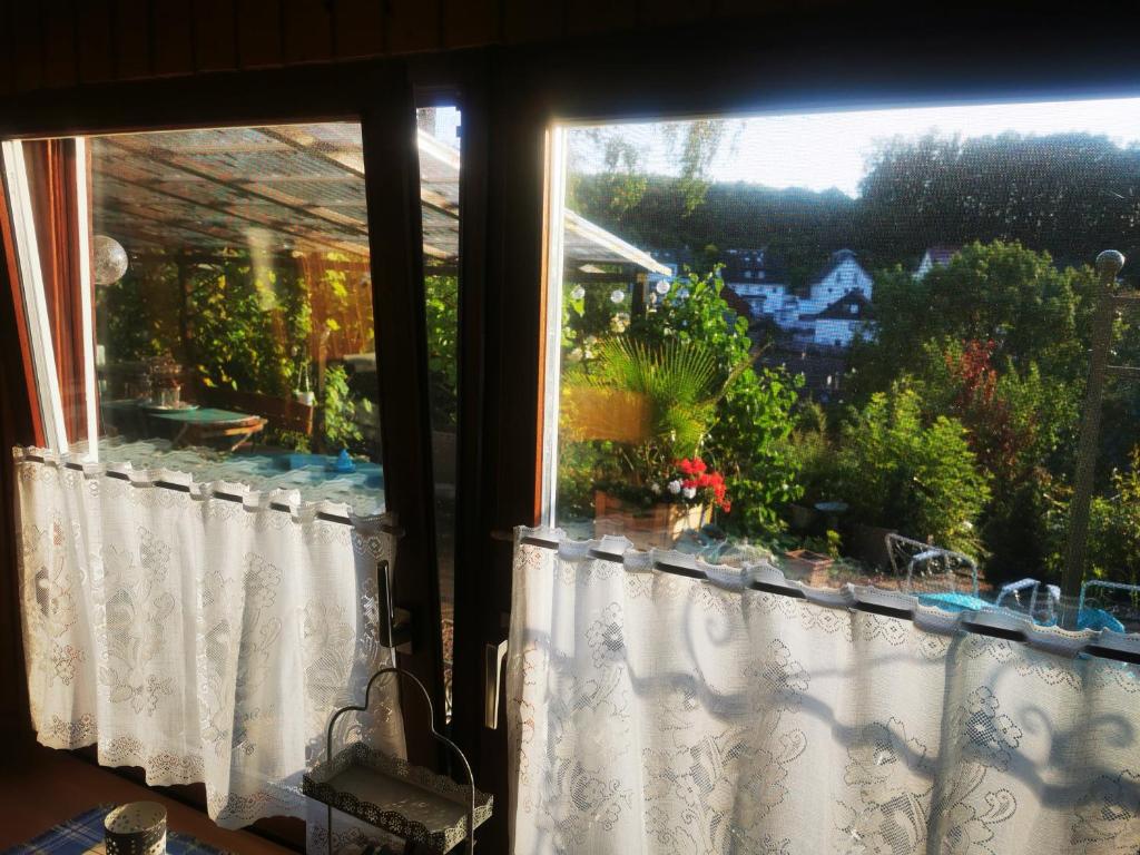 Ferienhaus mit riesen Garten, drei Terrassen, toller Aussicht am Waldrand, auch als Monteur-Wohnung photo 3