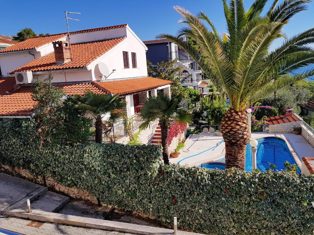 4 bedrooms villa at Seget Vranjica 80 m away from the beach with sea view private pool and jacuzzi photo 3