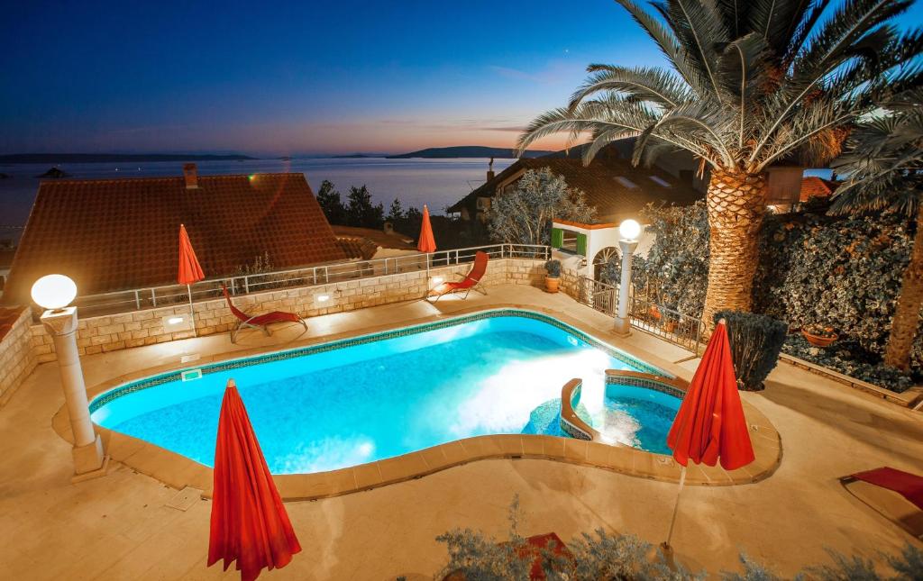 4 bedrooms villa at Seget Vranjica 80 m away from the beach with sea view private pool and jacuzzi photo 2
