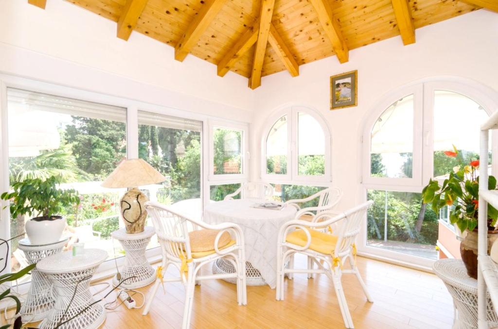 4 bedrooms villa at Mlini 50 m away from the beach with sea view private pool and jacuzzi photo 3