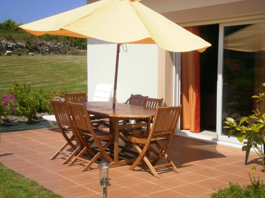 Maison de 4 chambres a Plougrescant a 400 m de la plage avec vue sur la mer jardin clos et wifi photo 1