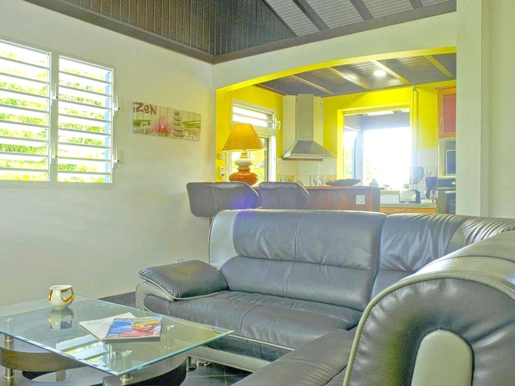 Appartement de 2 chambres avec piscine partagee jacuzzi et jardin clos a Lamentin photo 1