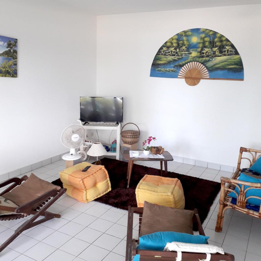 Appartement de 2 chambres avec vue sur la mer et jardin clos a Le Moule a 1 km de la plage photo 1
