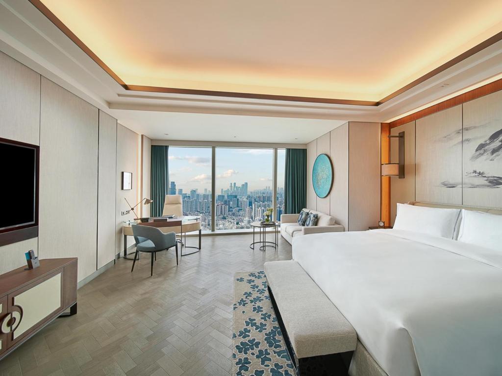 Raffles Shenzhen, Enjoy the daily happy hour in Long Bar, complimentary mini bar and welcome amenities photo 2