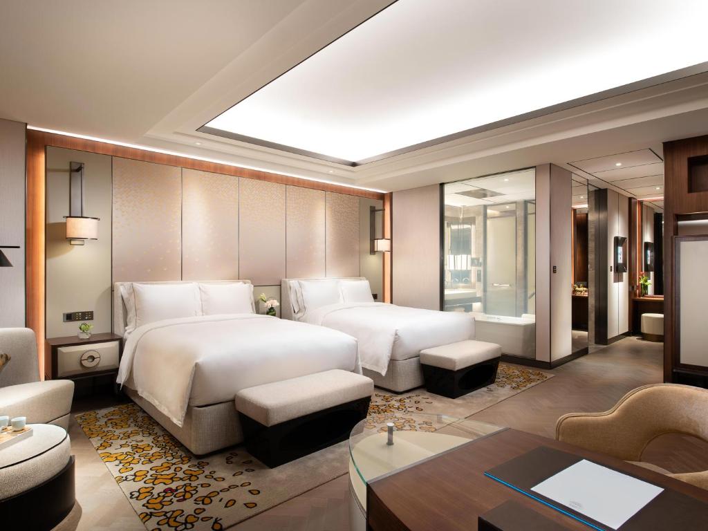 Raffles Shenzhen, Enjoy the daily happy hour in Long Bar, complimentary mini bar and welcome amenities photo 3