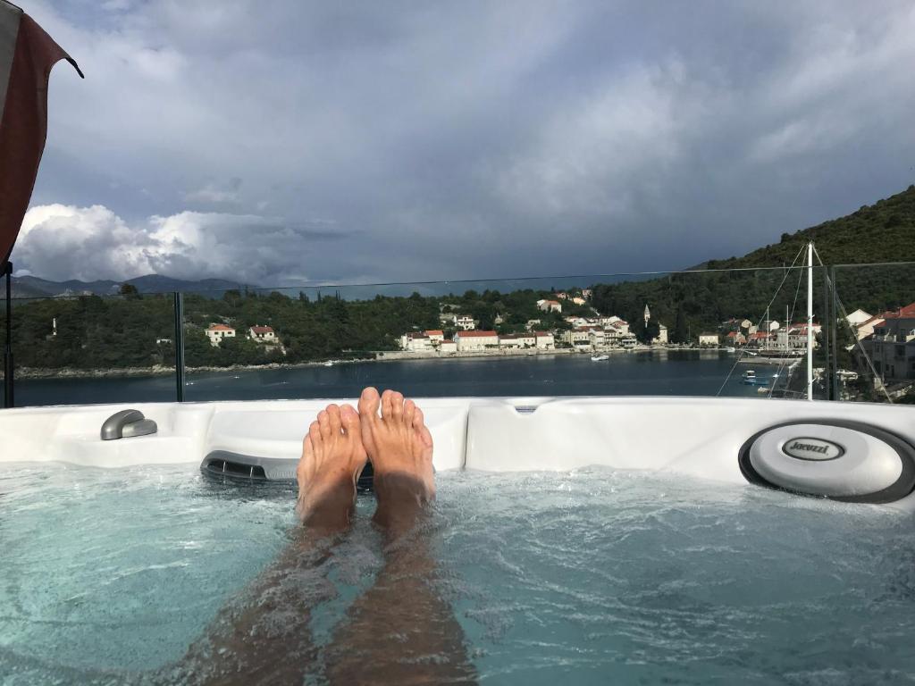 High View-A Seaside Villa With Huge Jacuzzi photo 1