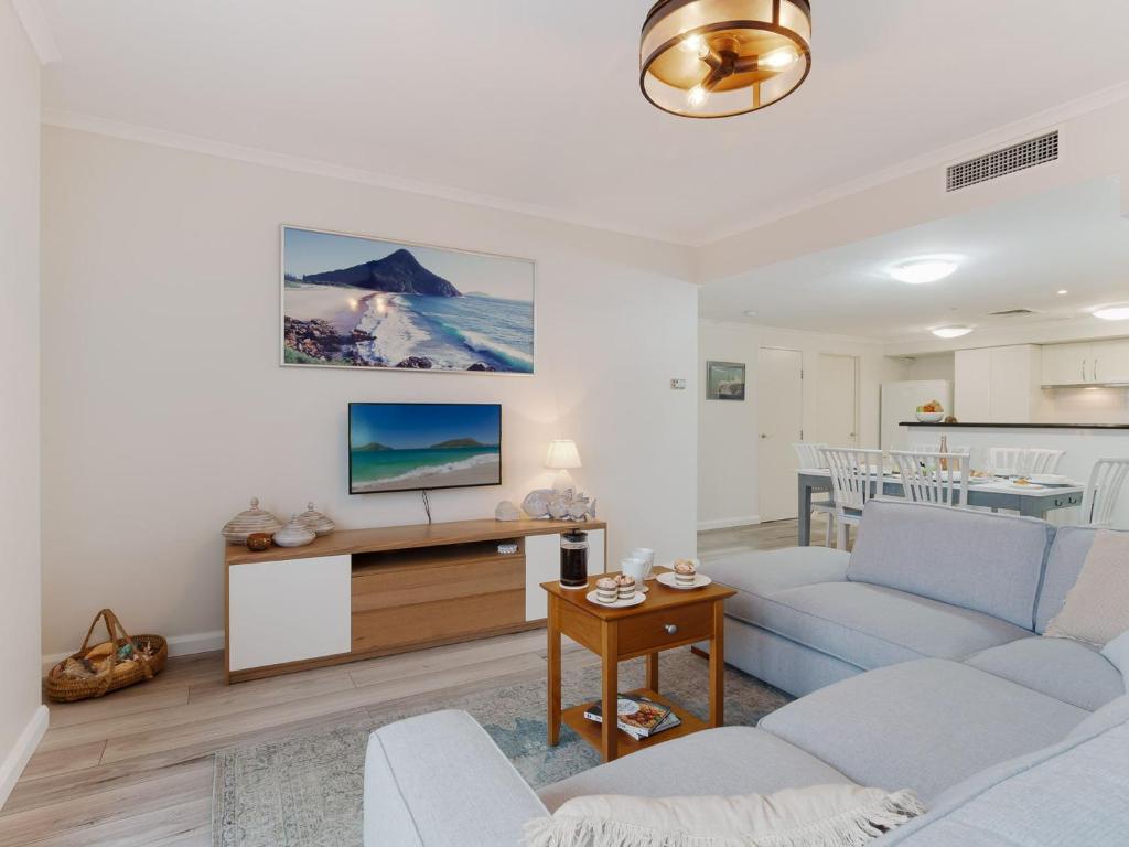 101 The Breakwater beautiful unit wi photo 2