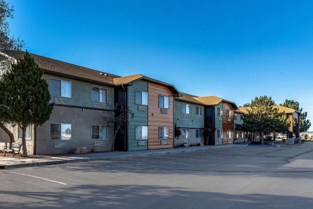 Quality Inn & Suites West photo 1