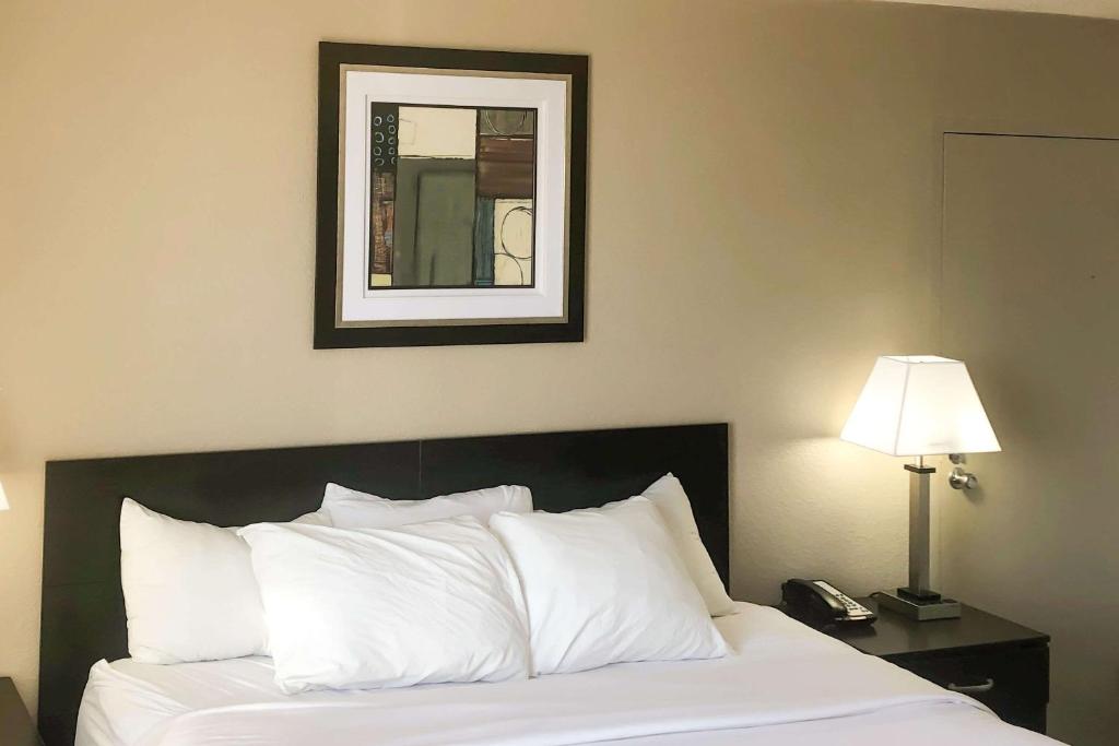 Clarion Inn and Events Center Pueblo North photo 3