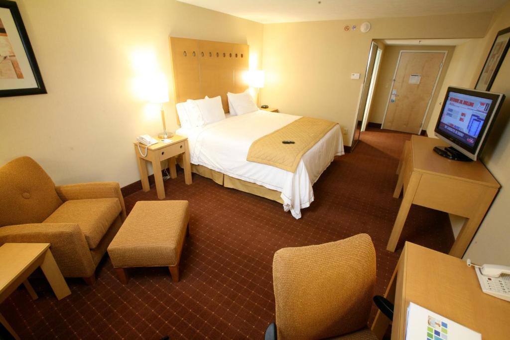 Holiday Inn Express Saltillo Zona Aeropuerto, an IHG Hotel photo 2