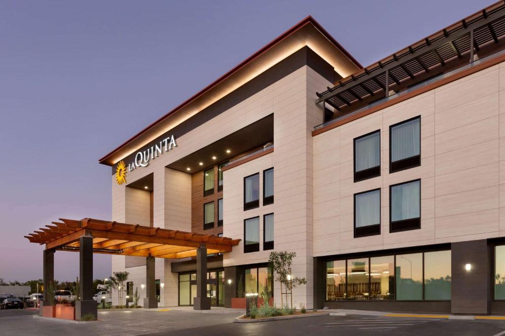 La Quinta Inn & Suites by Wyndham Santa Rosa Sonoma photo 2