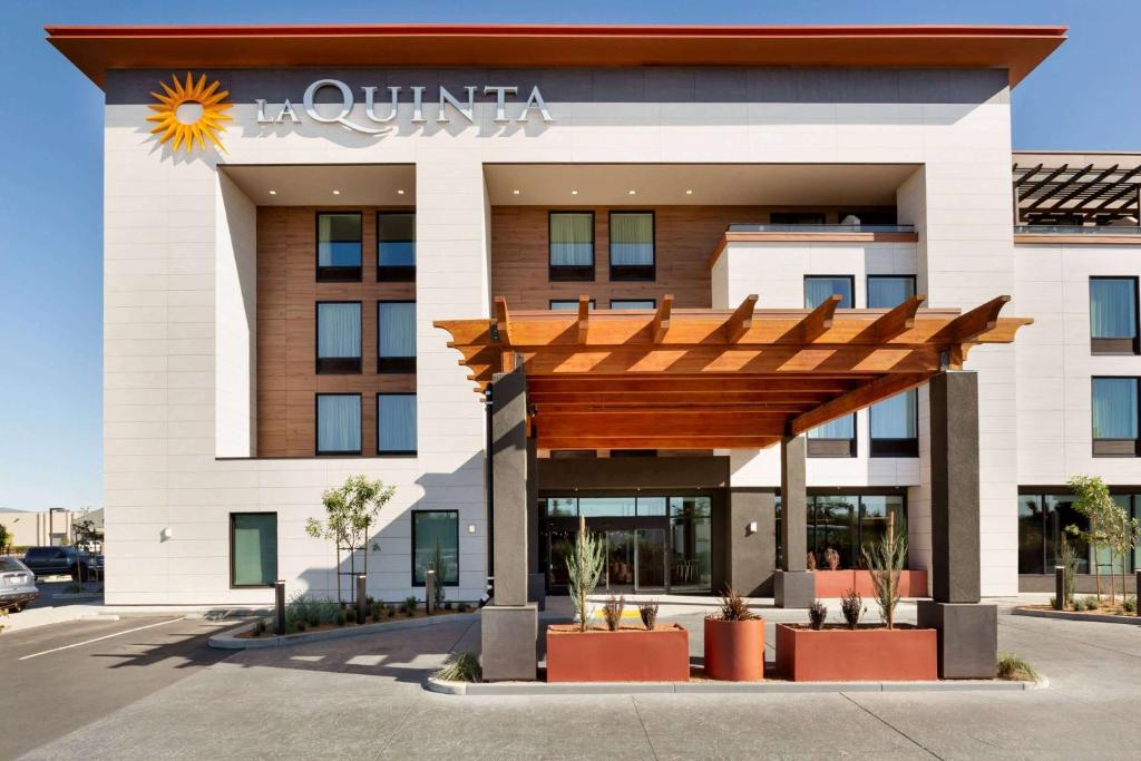 La Quinta Inn & Suites Santa Rosa Sonoma image
