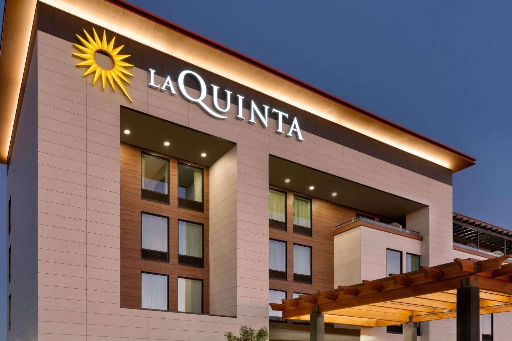 La Quinta Inn & Suites by Wyndham Santa Rosa Sonoma photo 3