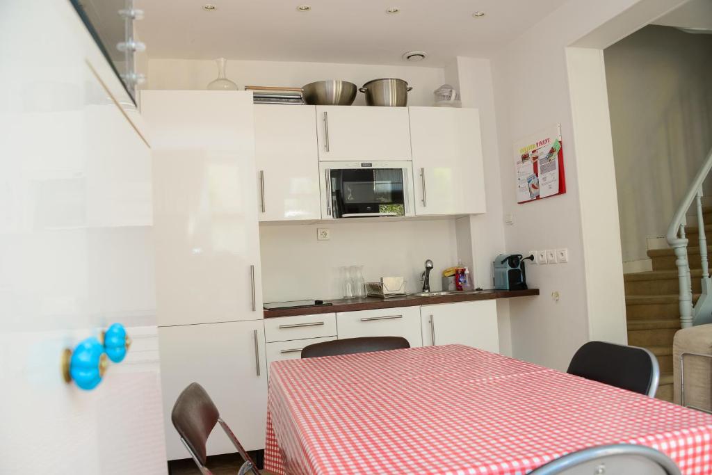 La maison bleue - Thumbnail image