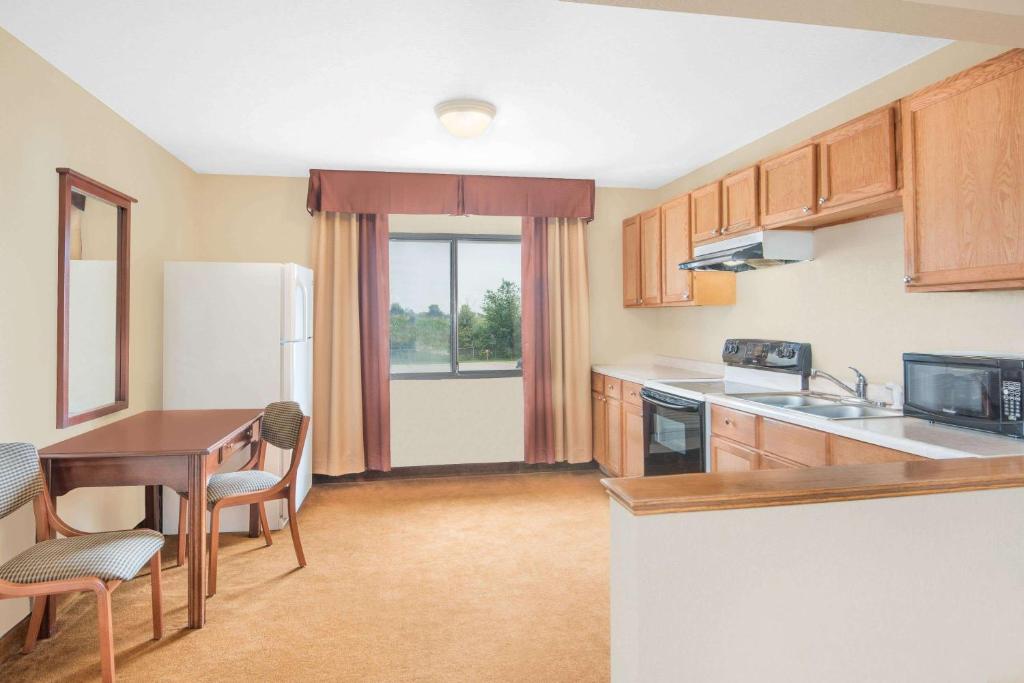 Super 8 by Wyndham Marshalltown photo 4