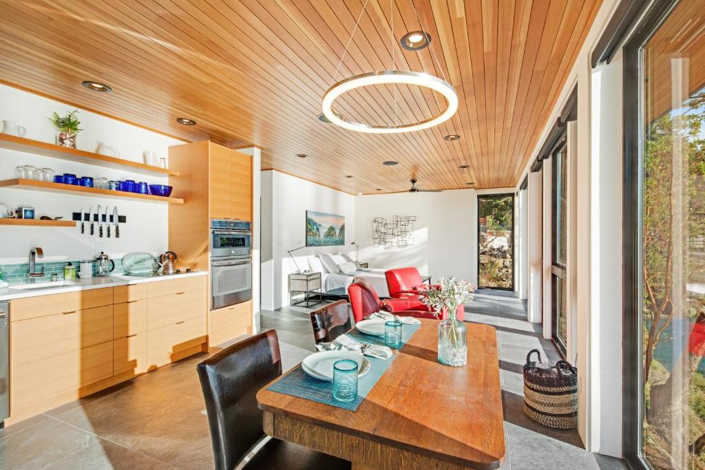 Kingfisher Cove Hideaway photo 3