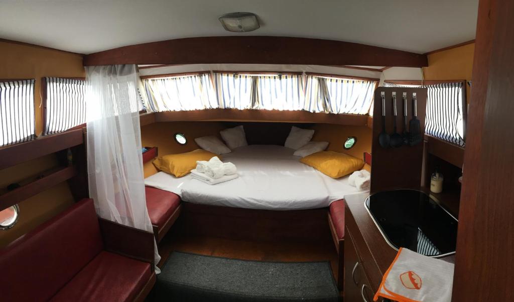 Home Boat photo 3