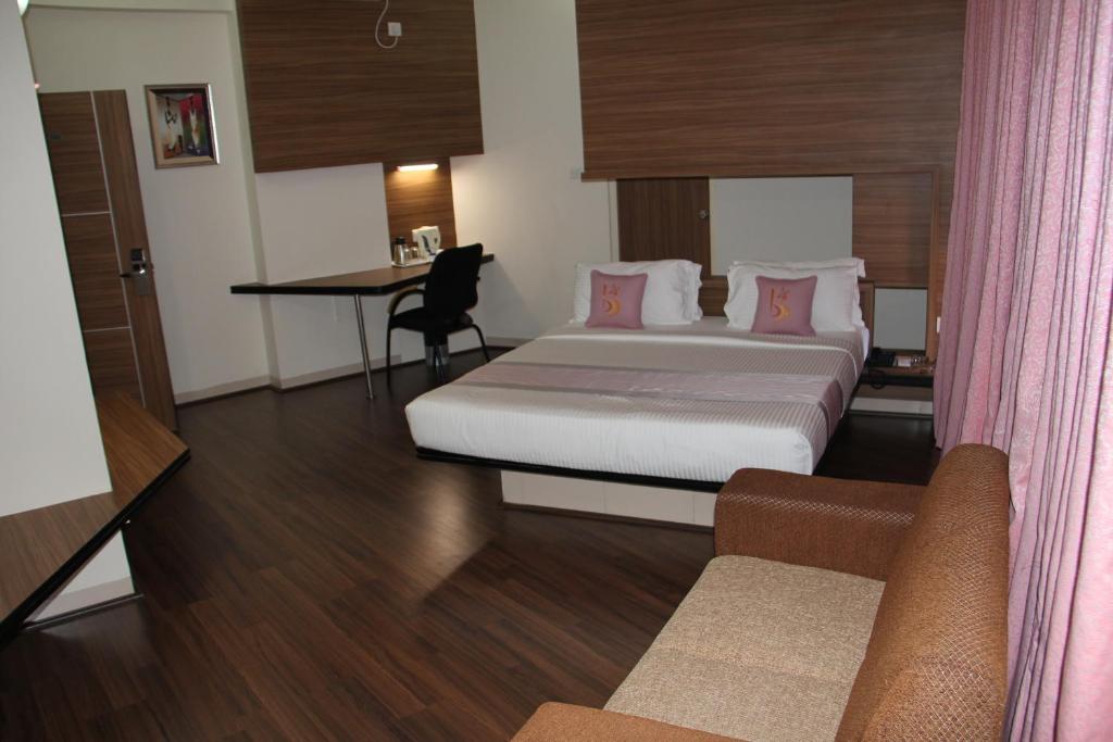 Сьюит (Двухместный номер «Премиум» с 1 кроватью), Hotel Grand Bee