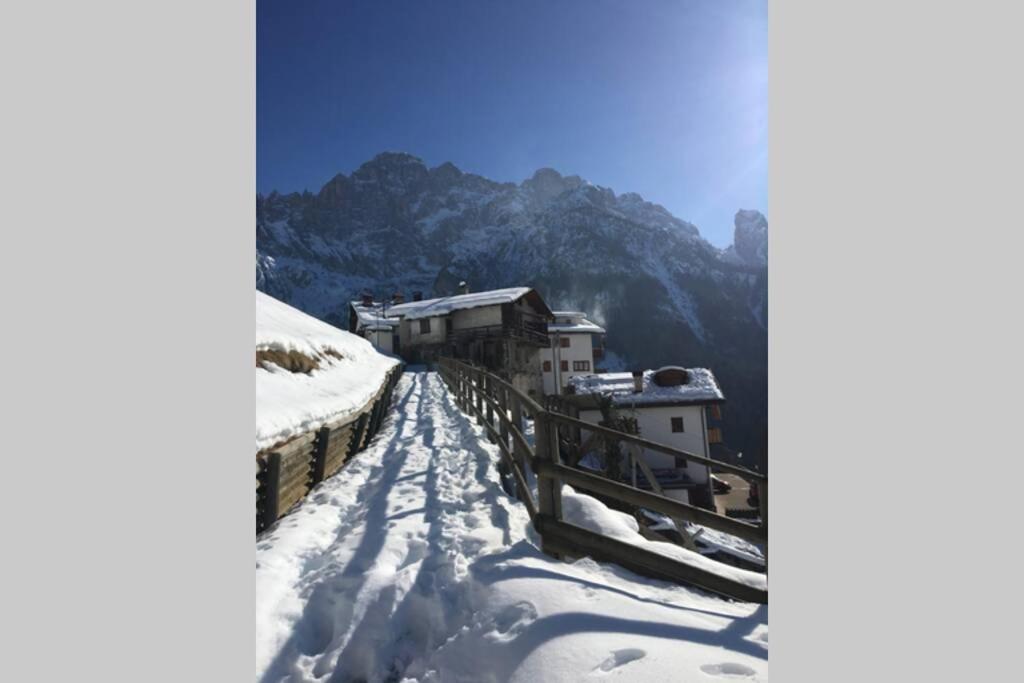 Tabià Alleghe vista lago, monte Civetta Dolomiti photo 4