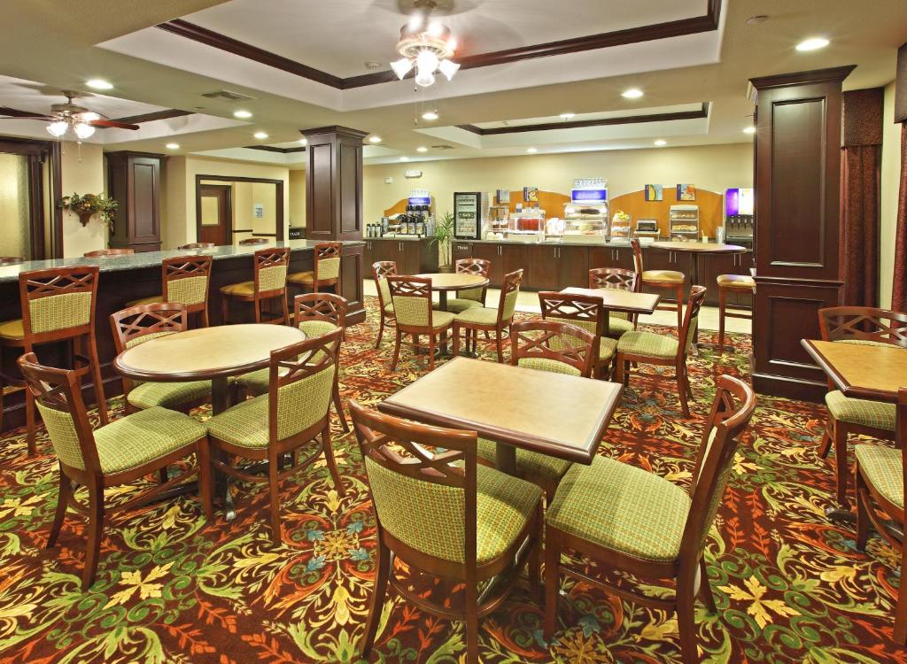 Holiday Inn Express and Suites Henderson, an IHG Hotel image