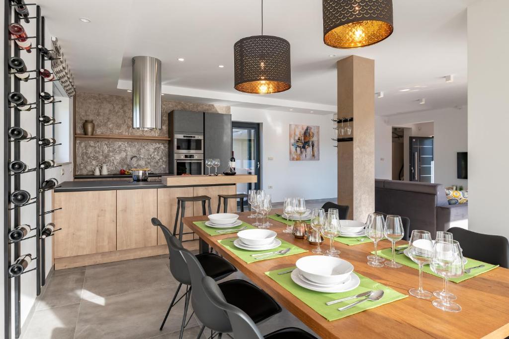 Spacious New design Villa Vitis Vitae, private pool ,1400m2 garden , Central Istria photo 1