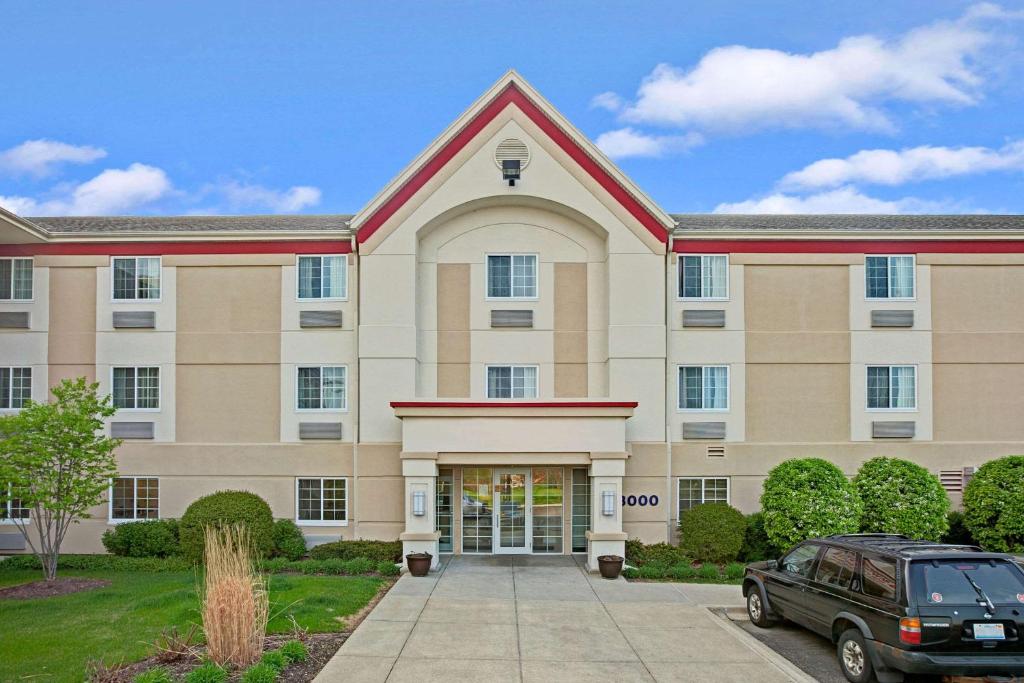 MainStay Suites Northbrook Wheeling image