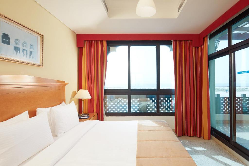 {
  "en-gb": "Roda Beach Resort"
} photo 1