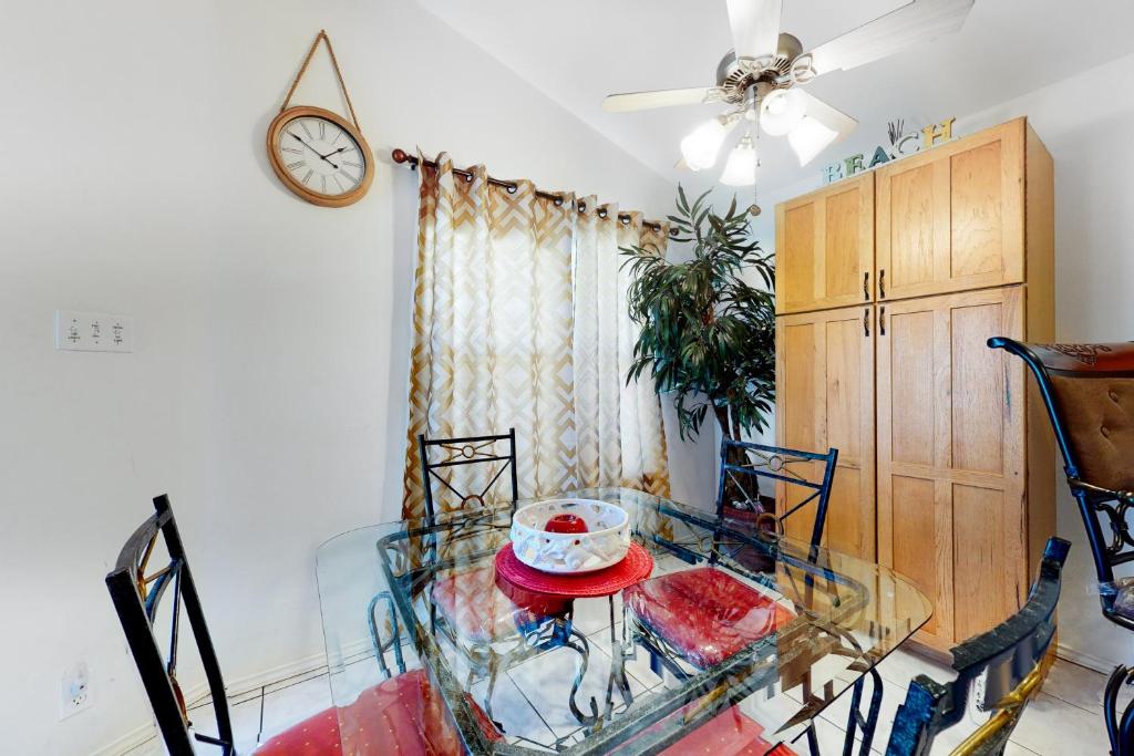 Long Island Village Unit 831 photo 2