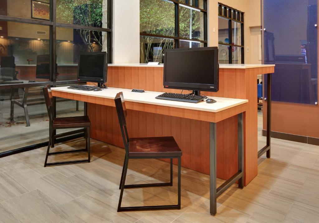 Holiday Inn Express & Suites - Austin - Round Rock, an IHG Hotel photo 4