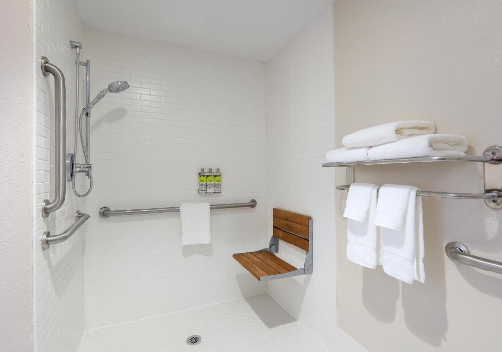 Holiday Inn Express & Suites - Austin - Round Rock, an IHG Hotel photo 3