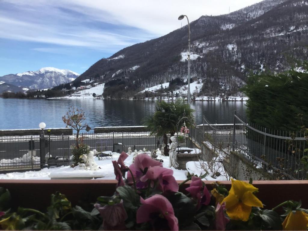 Villa Marilena con accesso diretto al lago photo 2