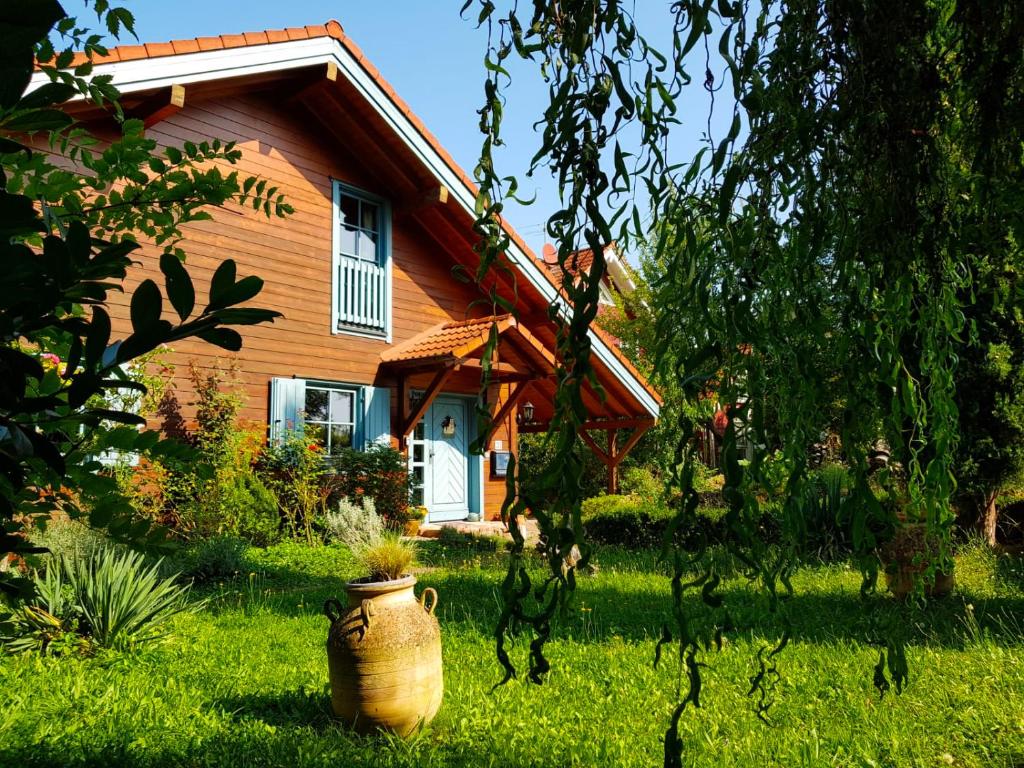 Malerisches Holzhaus "Coco" mit Kamin, Sauna und eigenem Garten